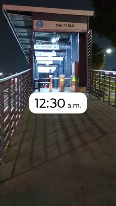 Vista de la entrada de la estación San Pablo de noche, con señalización y horario de 12:30 a.m.