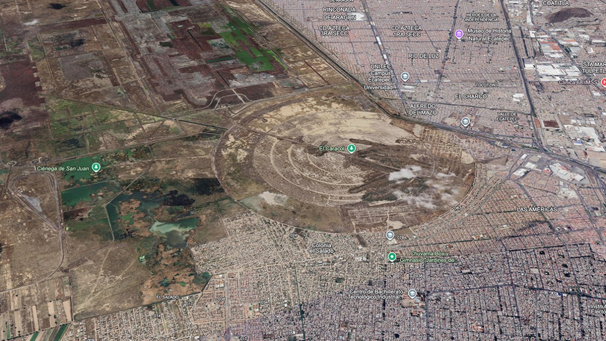 Vista aérea de la región de Ecatepec, destacando la estructura circular de El Caracol y áreas verdes circundantes.
