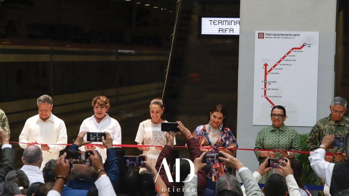 Inauguración de la nueva estación del tren Buenavista-AIFA con varios funcionarios usando tijeras para cortar una cinta en una ceremonia.