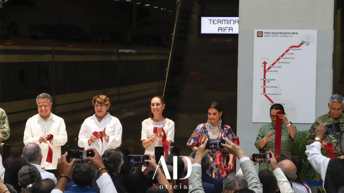 Inauguración de la estación del Tren Buenavista-AIFA con varios funcionarios y asistentes, sosteniendo cintas para cortar.