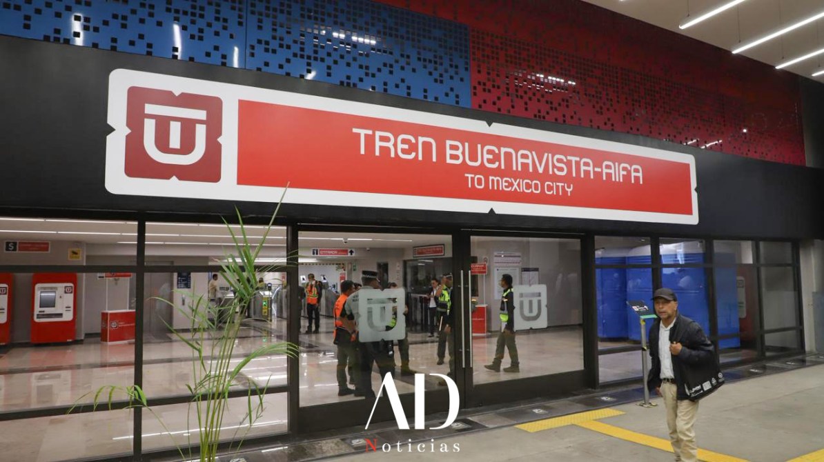 Entrada de la estación 'Tren Buenavista-AIFA' hacia la Ciudad de México, con personal de seguridad y pasajeros.