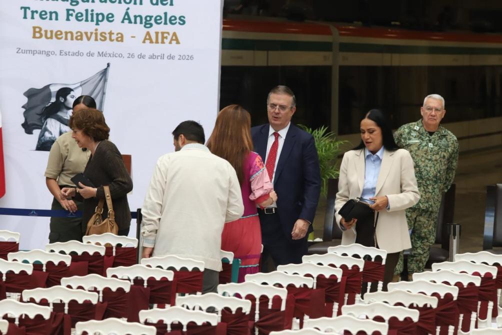 Inauguración del Tren Felipe Ángeles en Buenavista, con asistentes en un evento oficial.
