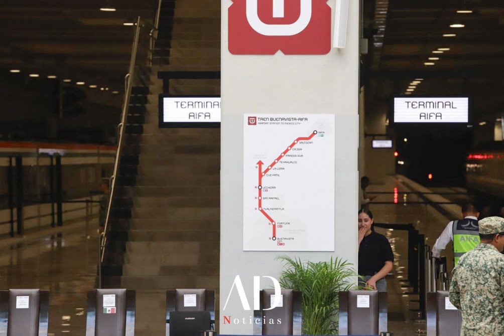 Interior de la estación de tren con un cartel del recorrido del Tren Buenavista-AIFA y letreros que indican 'Terminal AIFA'.