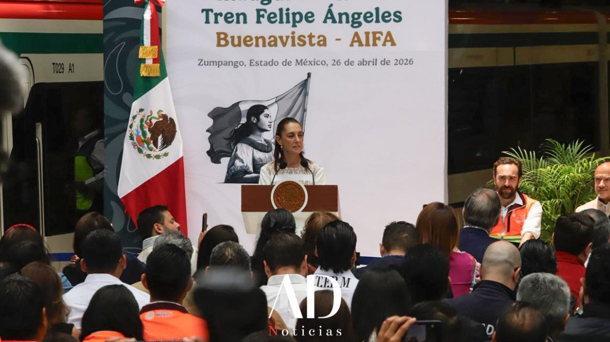 Presentación del Tren Felipe Ángeles en Zumpango, Estado de México, con la ponente frente a una multitud y una bandera de México en el fondo.