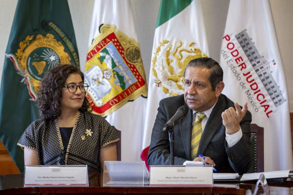 Dra. Martha Patricia Zúñiga Delgado y Miguel Héctor Morales García en una mesa de discusión, con banderas de México y el Poder Judicial en el fondo.
