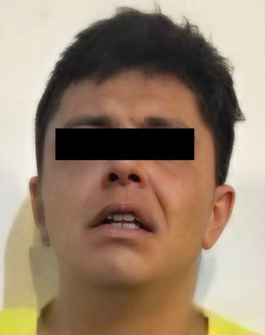 Retrato de una persona con expresión facial angustiada, con el cabello corto y oscuro, llevando una camiseta amarilla. Se observa un fondo claro.