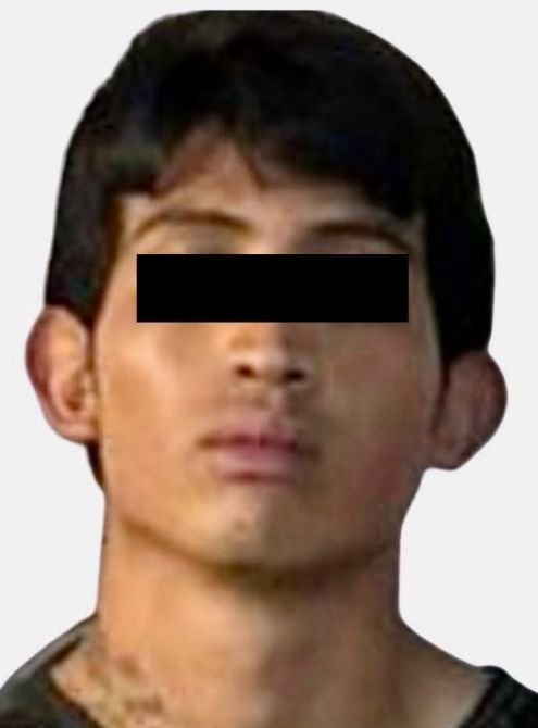 Retrato de un joven con cabello corto y piel clara, que mira hacia la cámara.