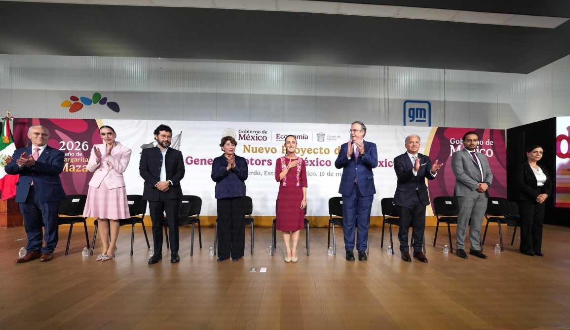 Varios funcionarios aplaudiendo durante la presentación de un nuevo proyecto en México, con un fondo que incluye logotipos del gobierno.
