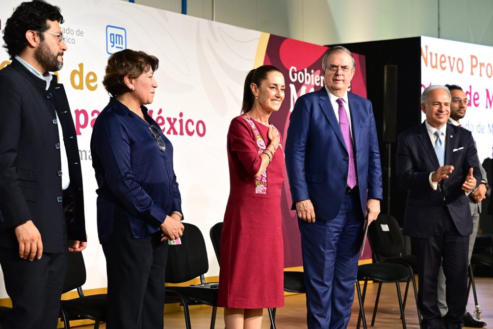 Un grupo de cinco personas posando en un evento. Ellos parecen estar en un acto público enfocado en el Gobierno de México.