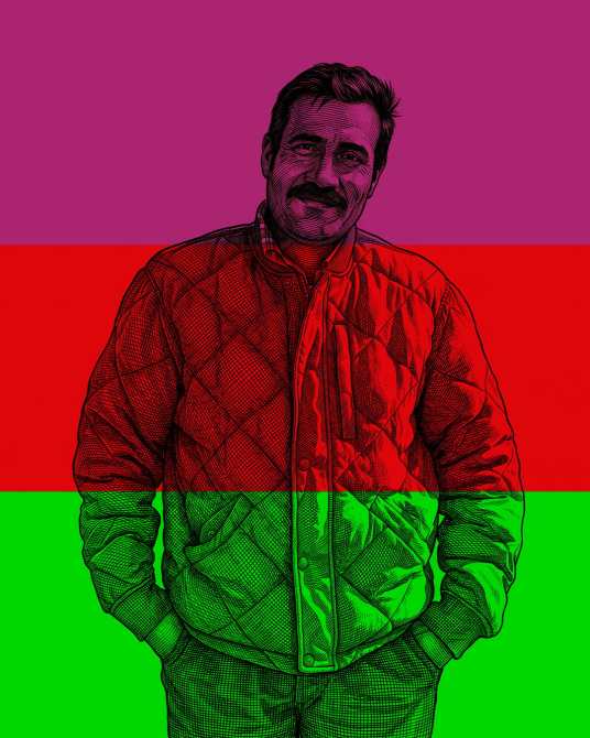 Retrato de un hombre con chaqueta acolchada, sonriendo, sobre un fondo colorido que combina morado, rojo y verde.