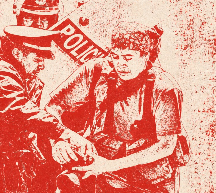 Un policía revisa a una persona mientras sostienen una bolsa, con un fondo de un cartel de 'POLICÍA'. El estilo de la imagen es gráfico y en tonos rojos.