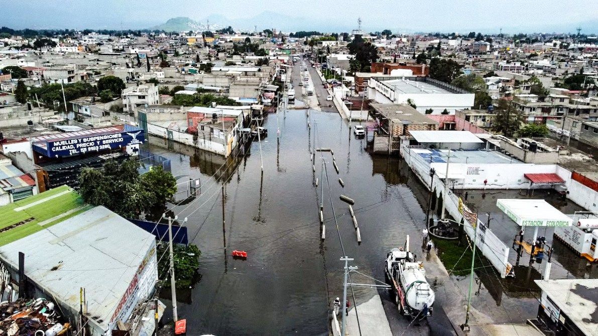 Vista aérea de una zona urbana inundada, con edificios y calles parcialmente sumergidos en agua.