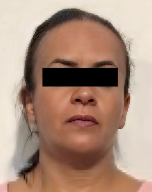 Retrato de mujer con expresión seria, cabello recogido y fondo blanco.