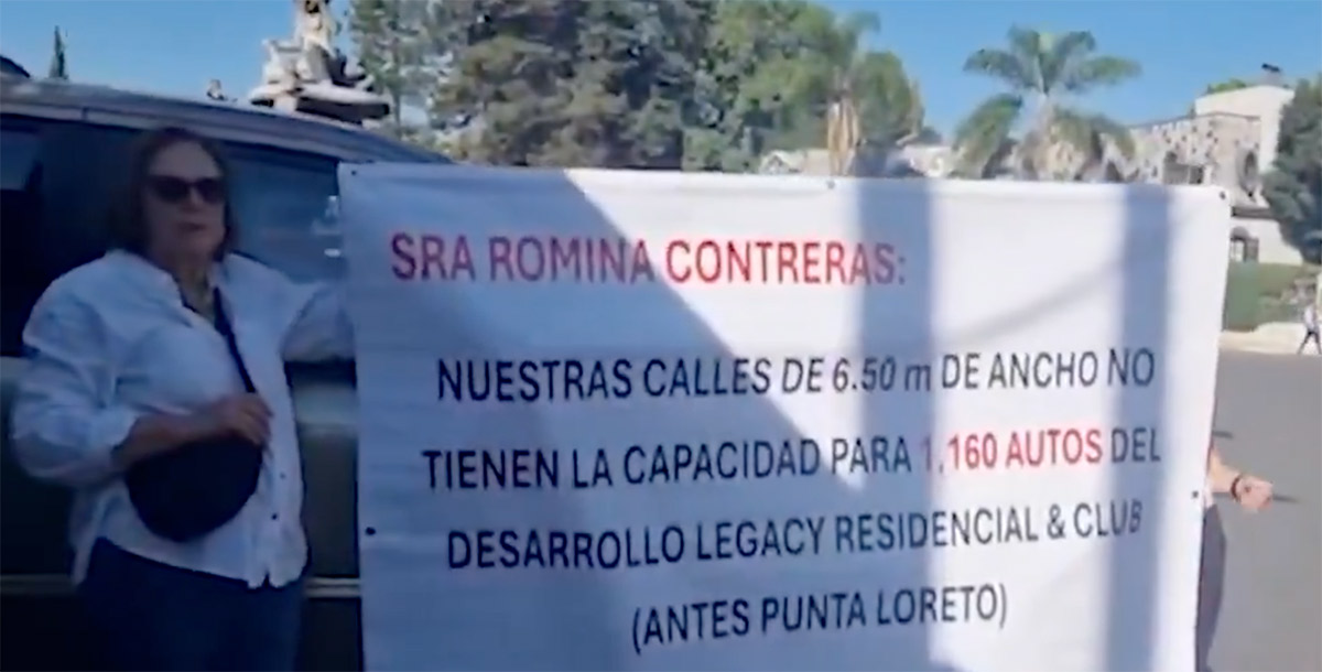 Una mujer sostiene un cartel que dice: 'SRA ROMINA CONTRERAS: Nuestras calles de 6.50 m de ancho no tienen la capacidad para 160 autos del desarrollo Legacy Residencial & Club (antes Punta Loreto)'.