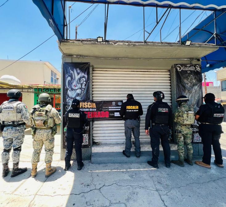 Agentes de seguridad frente a un negocio cerrado, con una pancarta que dice 'FISCA' y otro aviso que indica el cierre del lugar.