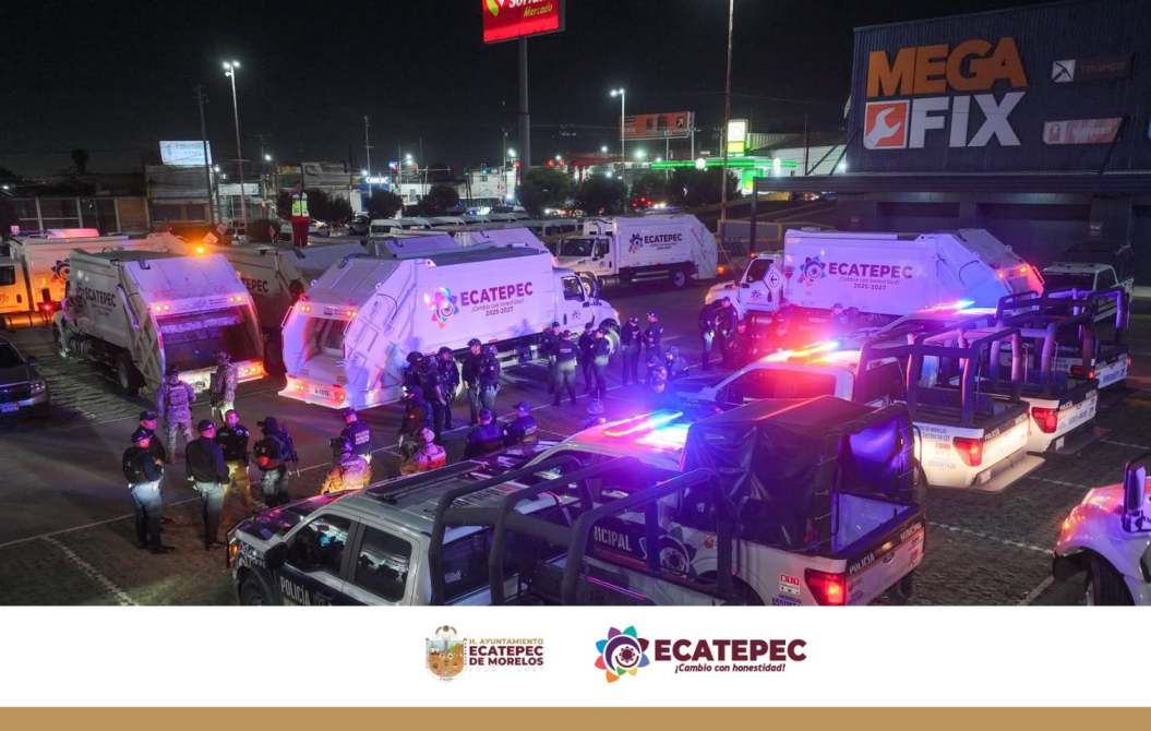 Escena nocturna con vehículos de la policía y camiones de basura en Ecatepec, México, rodeados de oficiales de seguridad.