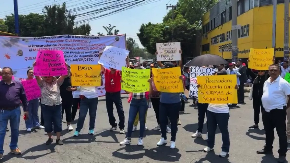 Protesta en la calle con personas sosteniendo carteles que exigen acción del gobierno sobre problemas ambientales.