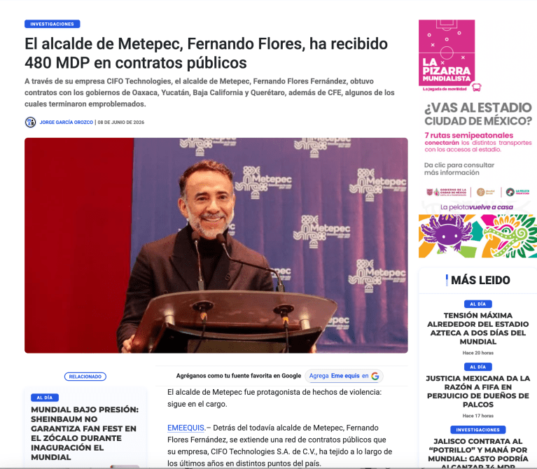 El alcalde de Metepec, Fernando Flores, sonríe durante una conferencia de prensa en la que se discuten contratos públicos.