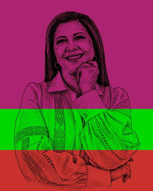 Retrato de una mujer sonriendo, con una camisa blanca de manga larga, sobre un fondo de colores vibrantes.