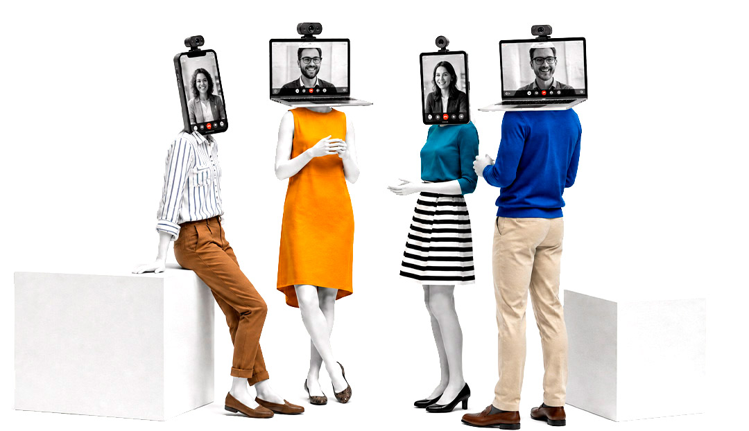 Grupo de cuatro personas con cabezas de pantallas de video llamadas, vistiendo ropa colorida y poses variadas, sobre un fondo blanco.