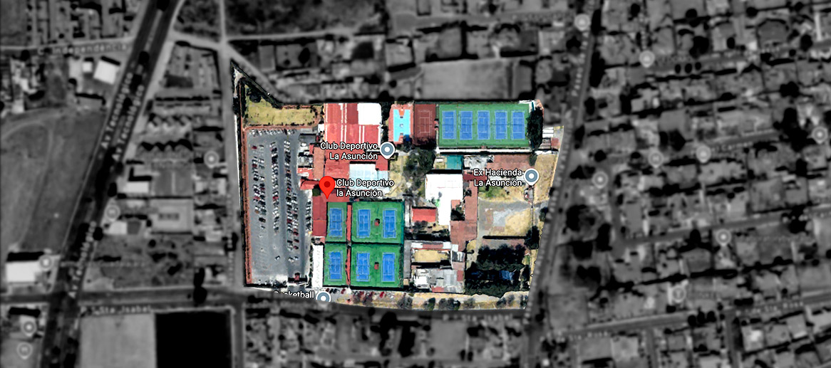 Mapa aéreo del Club Deportivo La Asunción, mostrando canchas de tenis y áreas deportivas, con estacionamiento visible y calles circundantes.