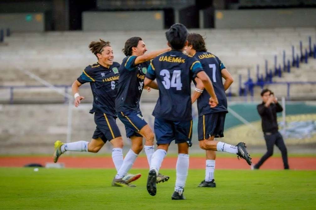 Jugadores de fútbol celebrando un gol en el campo.